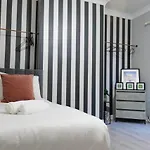 Broadway Belfast! Central Location! Sleeps 6!